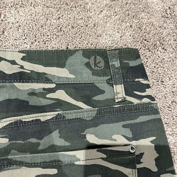CAMO SKIRT BY KENSIE JEANS size 8 like new! - Picture 7 of 7